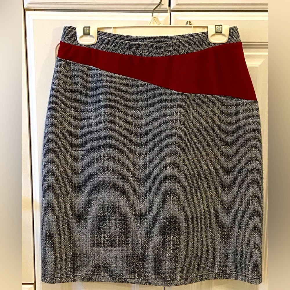 Stretchy, large, grey skirt